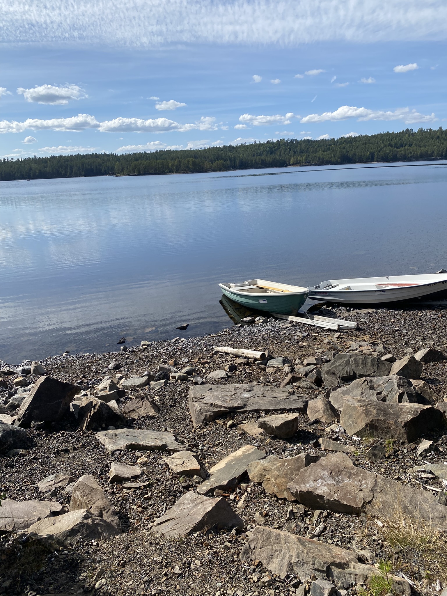 Vann og båt på Holeia